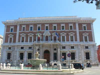 Il palazzo della Banca d'Italia, in corso Cavour. Il progetto fu affidato all�ingegnere Biagio Accolti Gil che vi lavor� dal 1926 al 1932, anno in cui il palazzo venne presentato alla citt�
